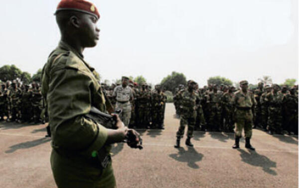 Après les évènements du 28 septembre 2009, la confiance revient peu à peu entre les Guinéens et leurs soldats. EMMANUEL BRAUN / REUTERS