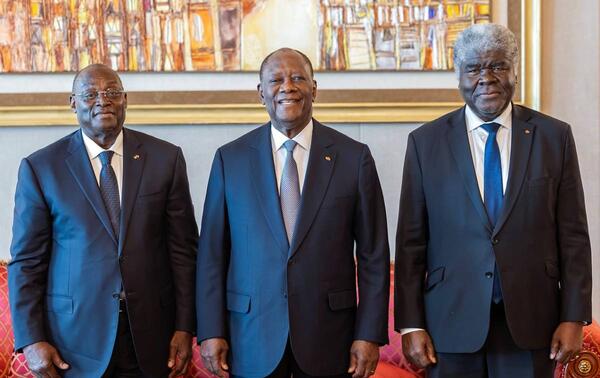 Le chef de l’État Alassane Ouattara avec le vice-président Tiémoko Meyliet Koné (à gauche) et le Premier ministre Robert Beugré Mambé (à droite). ANGE SERVAIS MAHOUENA