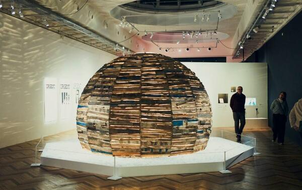 Kwassa kwassa. A. VOLERY / MUSEE NATIONAL DE L’HISTOIRE DE L’IMMIGRATION