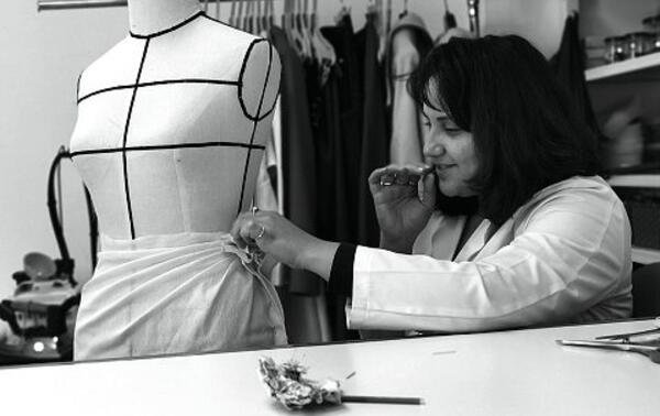 La styliste dans son atelier. BEN MRAD BAYREM