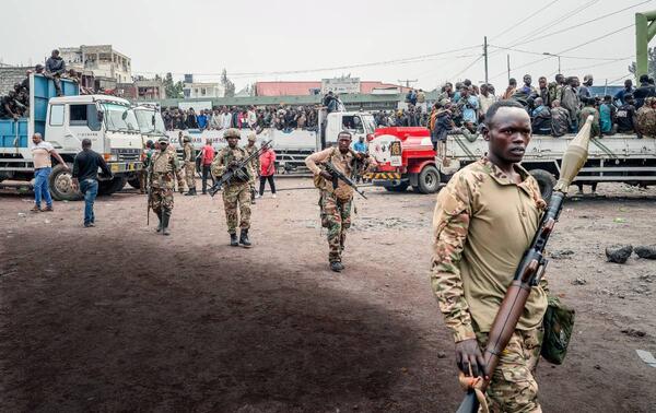 Des combattants du M23 participent au transfert de soldats de l’armée congolaise capturés à Goma, le 30 janvier 2025. GUERCHOM NDEBO/THE NEW YORK TIMES/REDUX - REA