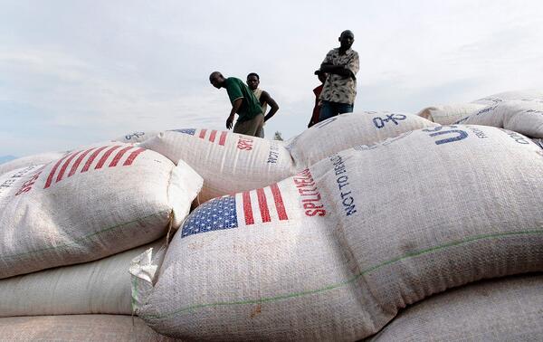 Grands sacs de produits alimentaires de base distribués par l’agence humanitaire dans la province du Nord-Kivu, en RDC. ALAMY