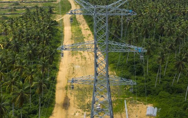Lignes à haute tension installées par le groupe Eiffage. NABIL ZORKOT