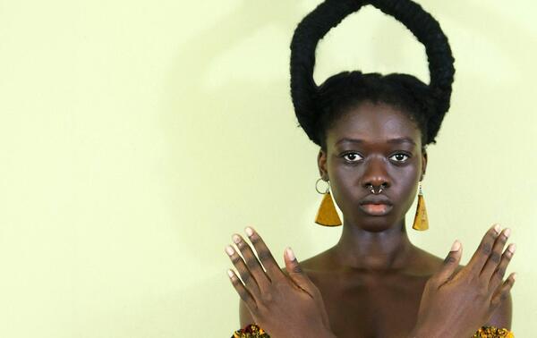 Autoportrait de l’artiste Laetitia Ky, connue pour ses sculptures sur cheveux. LAETITIA KY