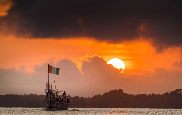 Des pêcheurs sur le fleuve Bandama, près de Grand-Lahou. NABIL ZORKOT