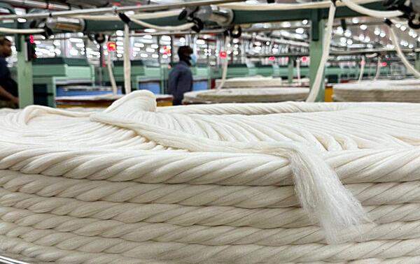 Transformation du coton dans une usine textile de la GDIZ, au Bénin. CHRISTINA PETERS/ALAMY