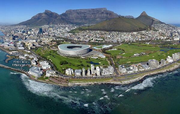 La montagne de la Table et, devant, bien visible, le Cape Town Stadium, qui fut l’un des stades mythiques de la Coupe du monde 2010. ERLO BROWN/SHUTTERSTOCK