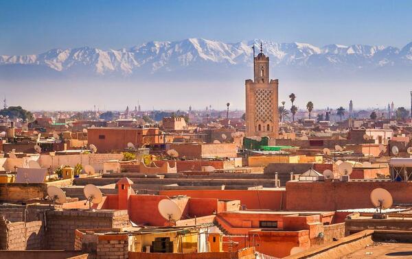 Vue panoramique de la Ville ocre avec, en arrière-plan, la chaîne de montagnes de l’Atlas. MAURIZIO DE MATTEI/SHUTTERSTOCK