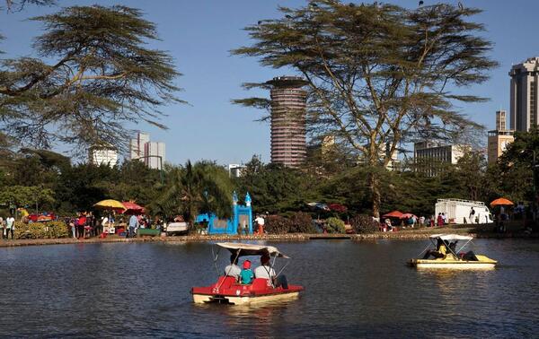 Des pédalos naviguent sur un lac artificiel dans le parc Uhuru. SIEGFRIED MODOLA/ALAMY STOCK PHOTO