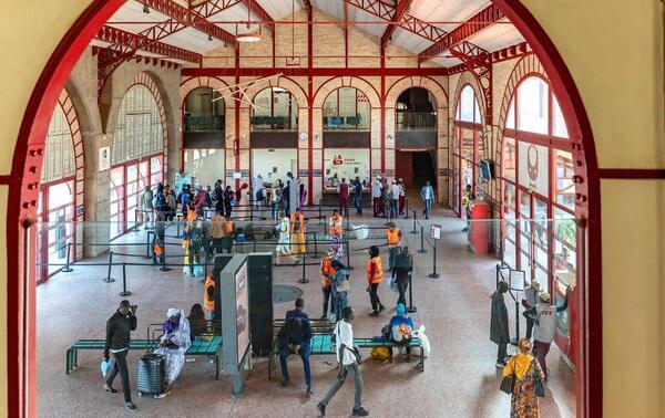 Le hall de la gare de Dakar, rénové par Caroline Geffriaud et le cabinet GA2D. SYLVAIN CHERKAOUI 