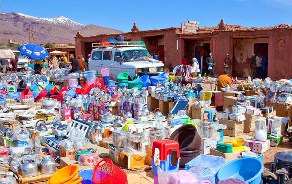 Vente d’objets en plastique au souk de Telouet, au Maroc. ALAMY