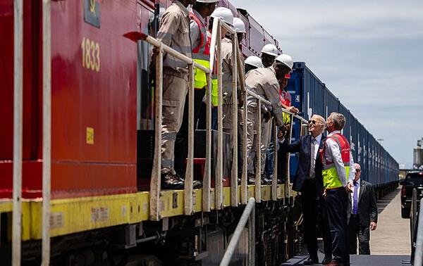 Le président américain Joe Biden salue des ouvriers au terminal du port de Lobito, en décembre 2024. ERIC LEE/THE NEW YORK TIMES/REDUX -REA