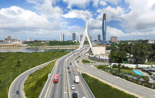 La skyline de la capitale économique, avec au premier plan le pont Alassane Ouattara, et derrière la tour F pensée par l’architecte Pierre Fakhoury. NABIL ZORKOT