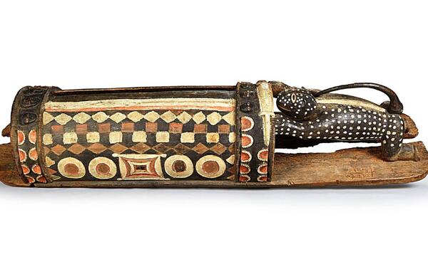Long de 3,50 mètres et pesant près de 430 kg, le Djidji Ayôkwé est un tambour à fente en bois sculpté. MUSÉE DU QUAI BRANLY