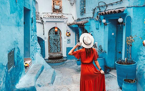 Les rues aux différentes nuances de bleu de la cité de Chefchaouen, au Maroc. SHUTTERSTOCK