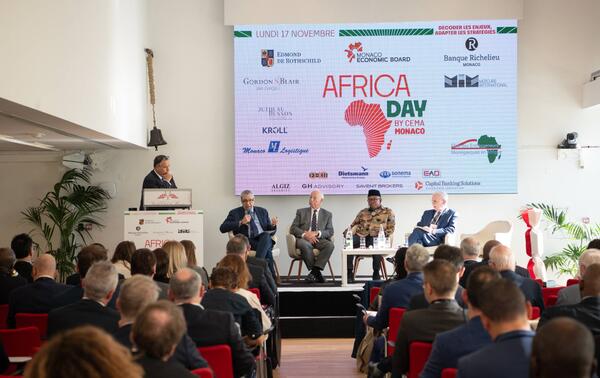 Séance d’ouverture du Africa day. Avec Frédéric Geerts (pupitre), Zyad Limam (micro), Etienne Giros, Peter Obi et Paul Derreumaux. Olivier Remualdo-DR