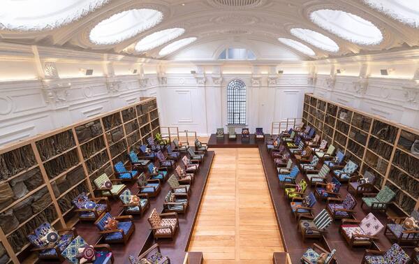 L’installation Parliament of Ghosts d’Ibrahim Mahama se déploie dans le bâtiment londonien d’Ibraaz. HUGO GLENDINNING