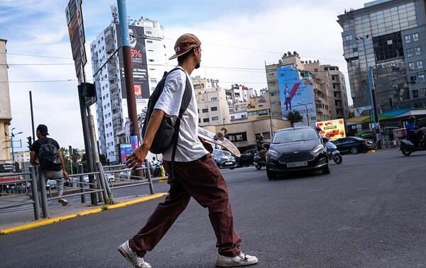 Un jeune skateur dans les rues de Casablanca, en 2023. ALAMY