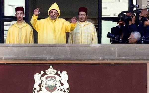 Le roi Mohammed VI au balcon du Parlement, à Rabat, le 10 octobre dernier. ABDEL MAJID BZIOUAT / AFP