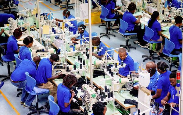 L’usine de confection de vêtements Hela Clothing à Nairobi. I-IMAGES/VISUAL PRESS AGENCY 