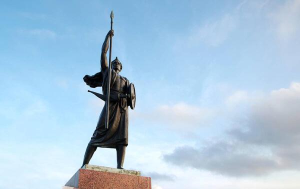 Symbole de liberté, la statue du Guerrier nomade se dresse devant le palais du Peuple, à Djibouti-ville. HIREN RANPARA-ALAMY STOCK PHOTO