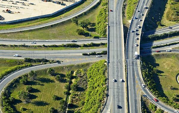 Vue aérienne d’une autoroute de Port Elizabeth, en Afrique du Sud. SHUTTERSTOCK