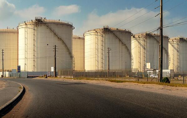 Réservoirs de carburant au port de Matola. SHUTTERSTOCK