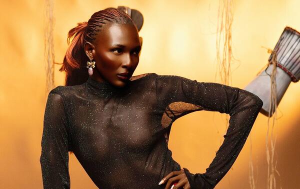 Inspiré par l’univers de la Famille Addams, le créateur a revisité la silhouette de Morticia Addams dans cette «œuvre unique qui mêle mystère, élégance et profondeur culturelle». DR