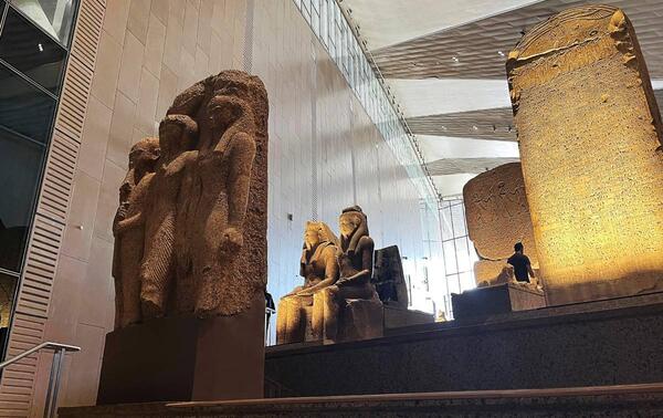 Des statues monumentales trônent sur le grand escalier du hall d’entrée du musée. DR