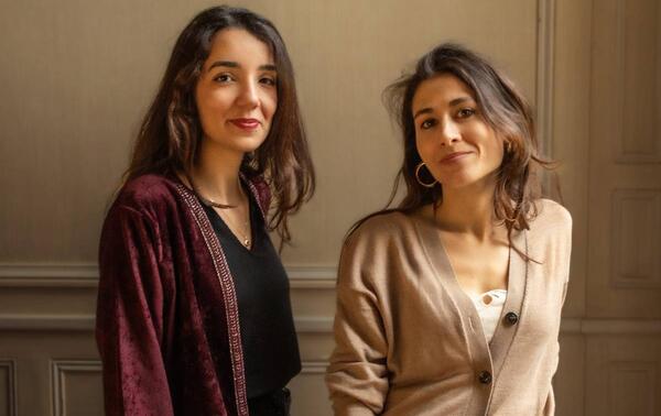 Hajar Azell à gauche, Amina Damerdji à droite, dans les locaux de Gallimard, à Paris. AMANDA ROUGIER