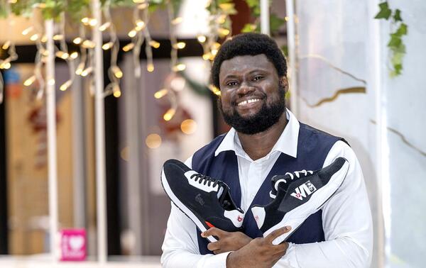 Les baskets WI 12, conçues en partenariat avec le footballeur Wilfried Bony. NABIL ZORKOT