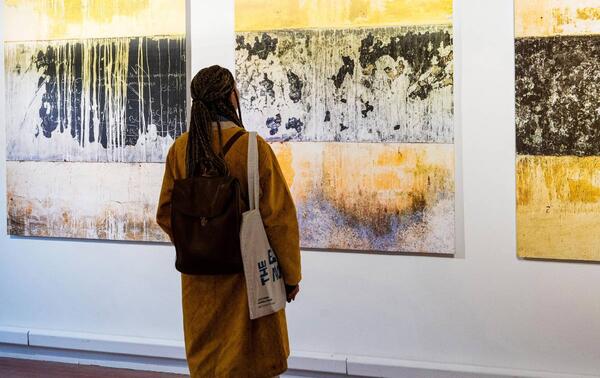 Le pavillon national de Côte d’Ivoire à la Biennale de Venise 2024. Avec, entre autres, un triptyque de François-Xavier Gbré. DR