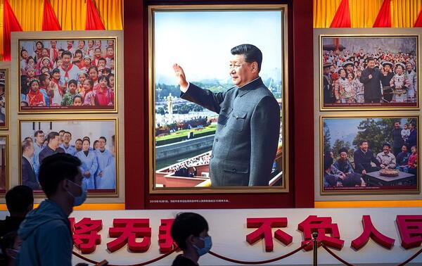 Des visiteurs du musée du Parti communiste chinois de Pékin passent devant des images où figure le président Xi Jinping. ALAMY