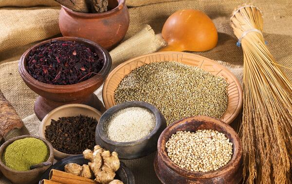 Sélection d’épices et de céréales africaines. NABIL ZORKOT
