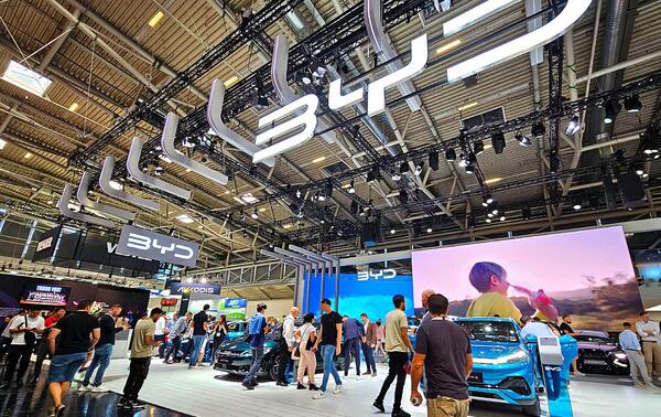 Le stand de BYD, première marque automobile chinoise de véhicules électriques, au salon de l’automobile IAA Mobility, à Munich. ALAMY