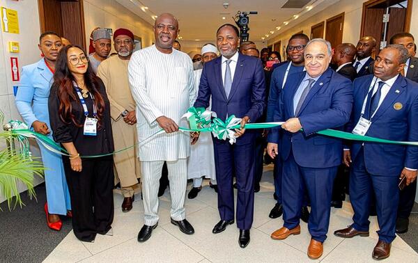 Mamadou Sangafowa Coulibaly, ministre ivoirien des Mines, du Pétrole et de l’Énergie, coupe le ruban lors de l’inauguration de la BAE, le lundi 2 février, aux côtés de son homologue nigérian Heineken Lokpobiri. DR