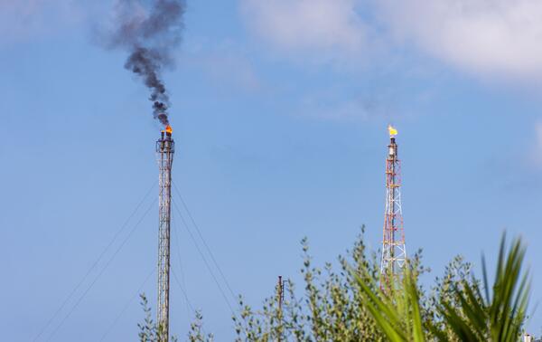 Torchère de gaz à la raffinerie de Skikda en Algérie. Shutterstock