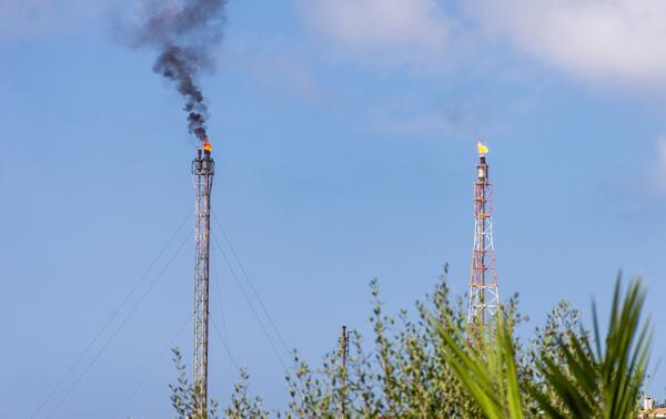 Torchère de gaz à la raffinerie de Skikda en Algérie. Shutterstock