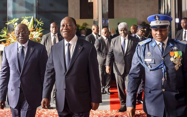 Le chef de l’État Alassane Ouattara aux côtés du vice-président Tiémoko Meyliet Koné (à gauche) et du Premier ministre Robert Beugré Mambé (en arrière-plan à droite), le 29 janvier 2026. DR