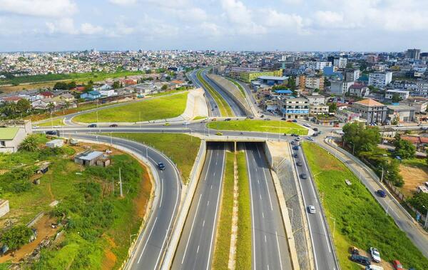 L’autoroute Y4, à deux fois deux voies, permet de contourner Abidjan. NABIL ZORKOT
