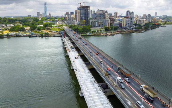 Construction de la ligne 1 du métro d’Abidjan, en parallèle du pont Félix Houphouët-Boigny. NABIL ZORKOT