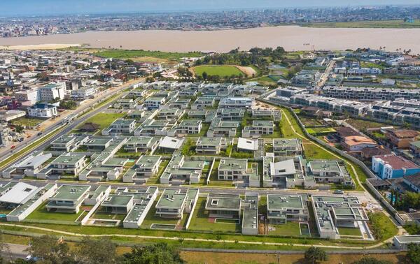Résidences Les Flamboyants, à Abidjan: un ensemble de 27 villas duplex et 30 villas basses de haut standing. NABIL ZORKOT