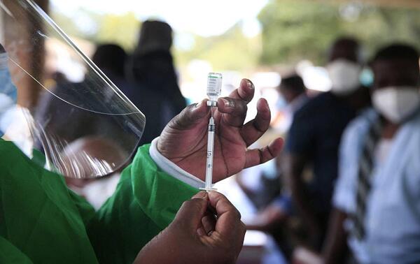Un infirmier s’apprête à injecter une dose de vaccin contre le Covid-19 à un patient, à Harare, le 18 février 2021. ALAMY