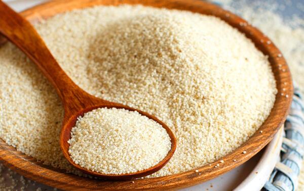 Des graines de fonio, une céréale cultivée en Afrique sahélienne. SHUTTERSTOCK