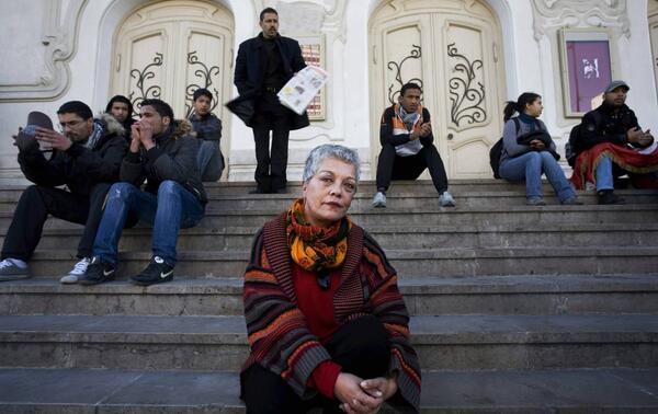 Frida sur les marches du théâtre de Tunis. Crédit : REA