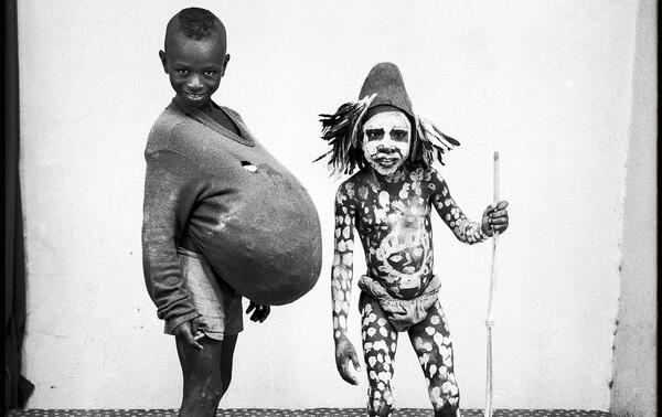 Yokoro [tradition malienne où les enfants se déguisent], Studio Malick, Bamako, 1983.