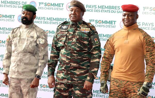 Le 6 juillet 2024, à Niamey, au Niger. Les dirigeants des pays de l’Alliance des États du Sahel: le général Assimi Goïta (Mali), le général Abdourahamane Tiani (Niger) et le capitaine Ibrahim Traoré (Burkina Faso). ALAMY