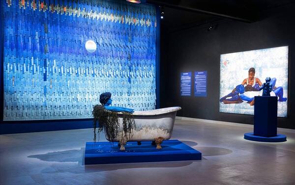 Au centre, une installation de Beya Gille Gacha; à gauche, une tapisserie d’Abdoulaye Konaté; à droite, une sculpture de Jean David Nkot. DR