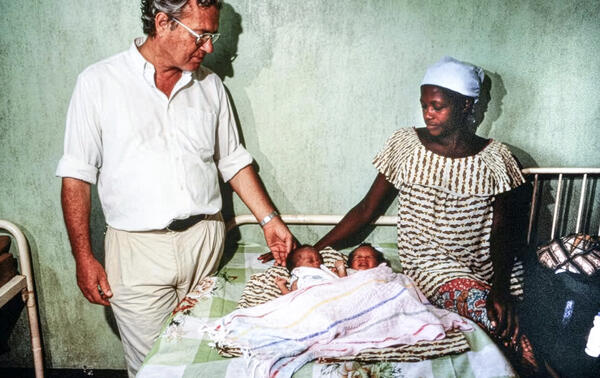 En 1995, à la station missionnaire catholique de Yambuku (Zaïre), le père Carlos veille sur ses patients à l'hôpital. AKG-IMAGES / GUENAY ULUTUNCOK