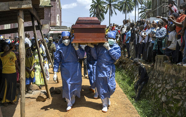 Des professionnels de santé portent le cercueil de Sylvestre Atama lors de sa procession funéraire à Mongbwalu, en RDC, le 25 mai 2026. ARLETTE BASHIZI/THE NEW YORK TIMES-REDUX-REA